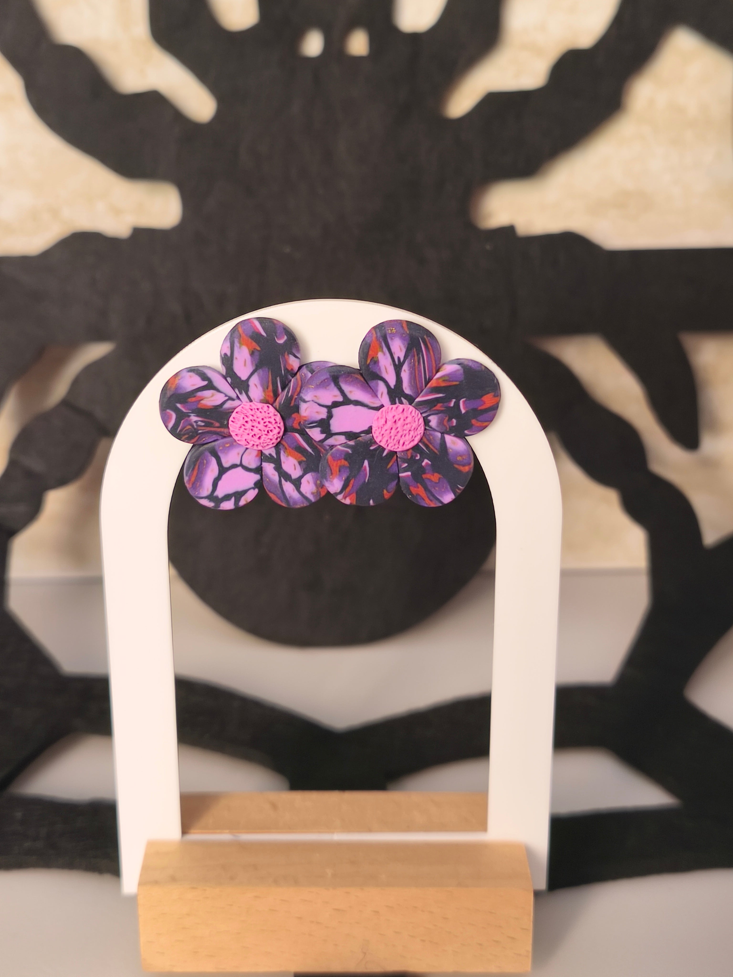 Flor Addams morado y negro