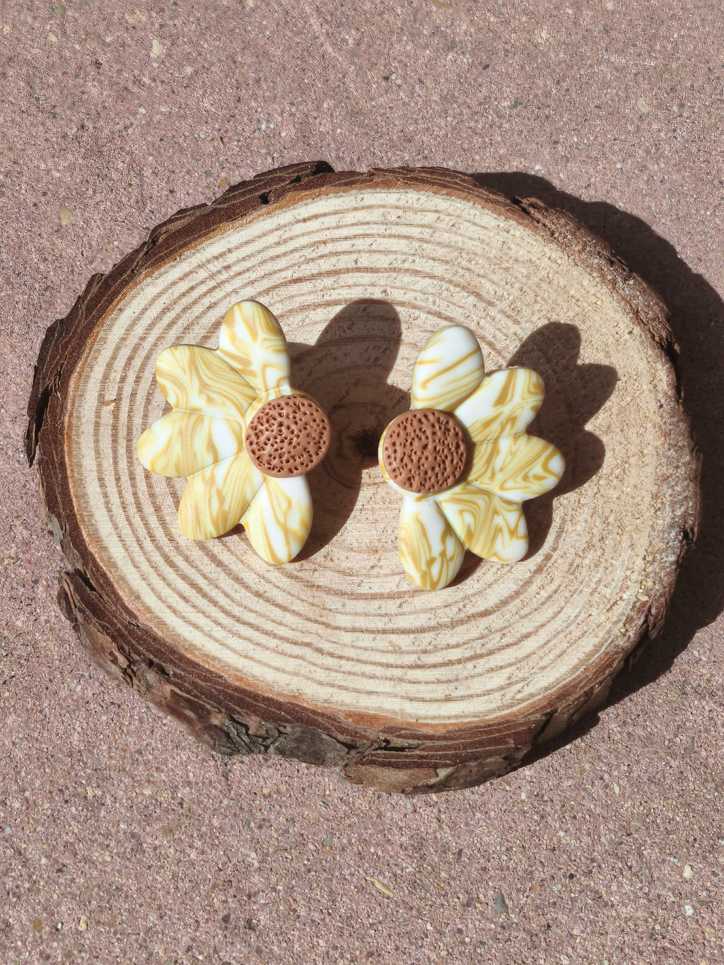 Bellis blanco, mostaza y marrón