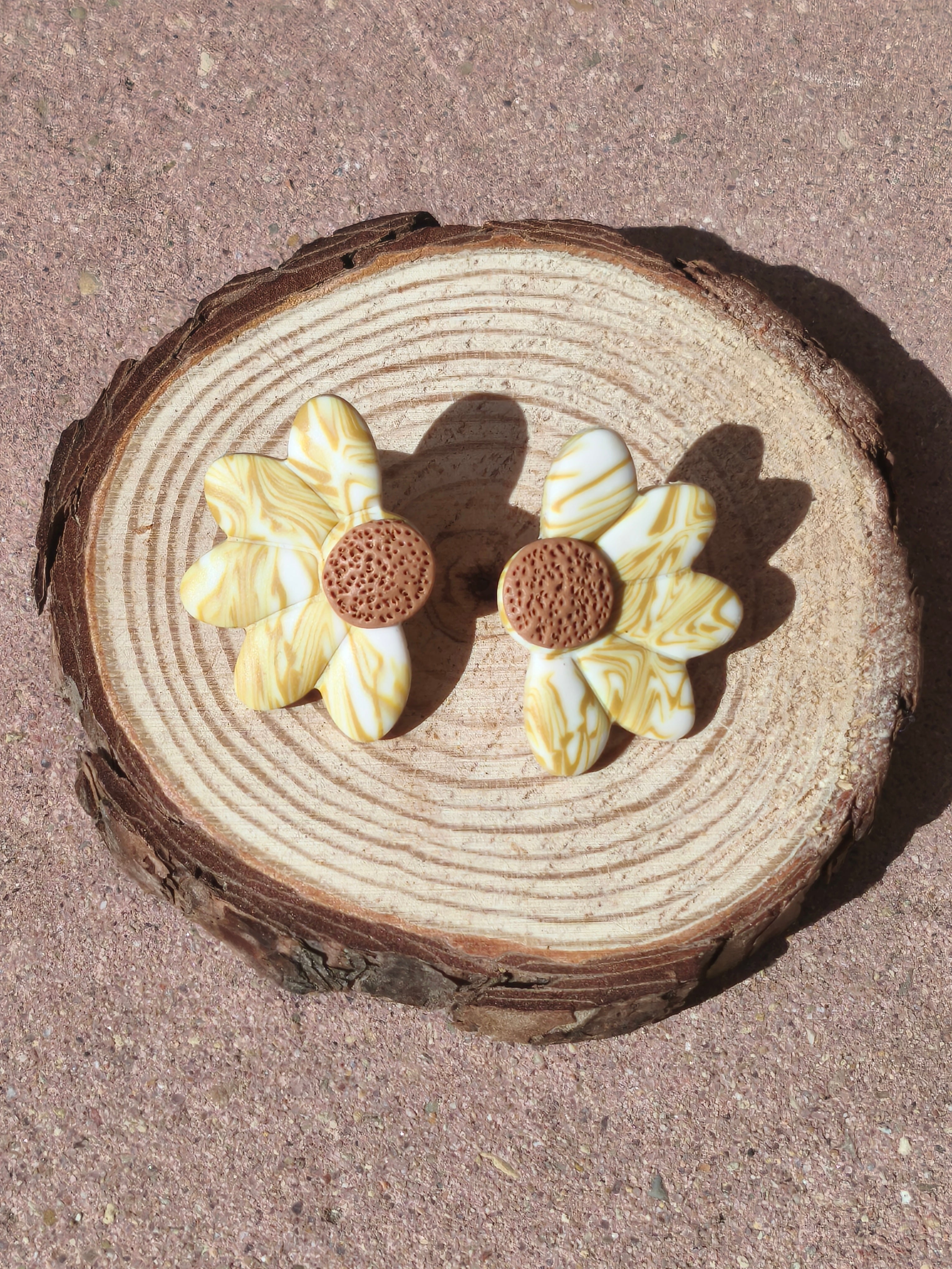 Bellis blanco, mostaza y marrón