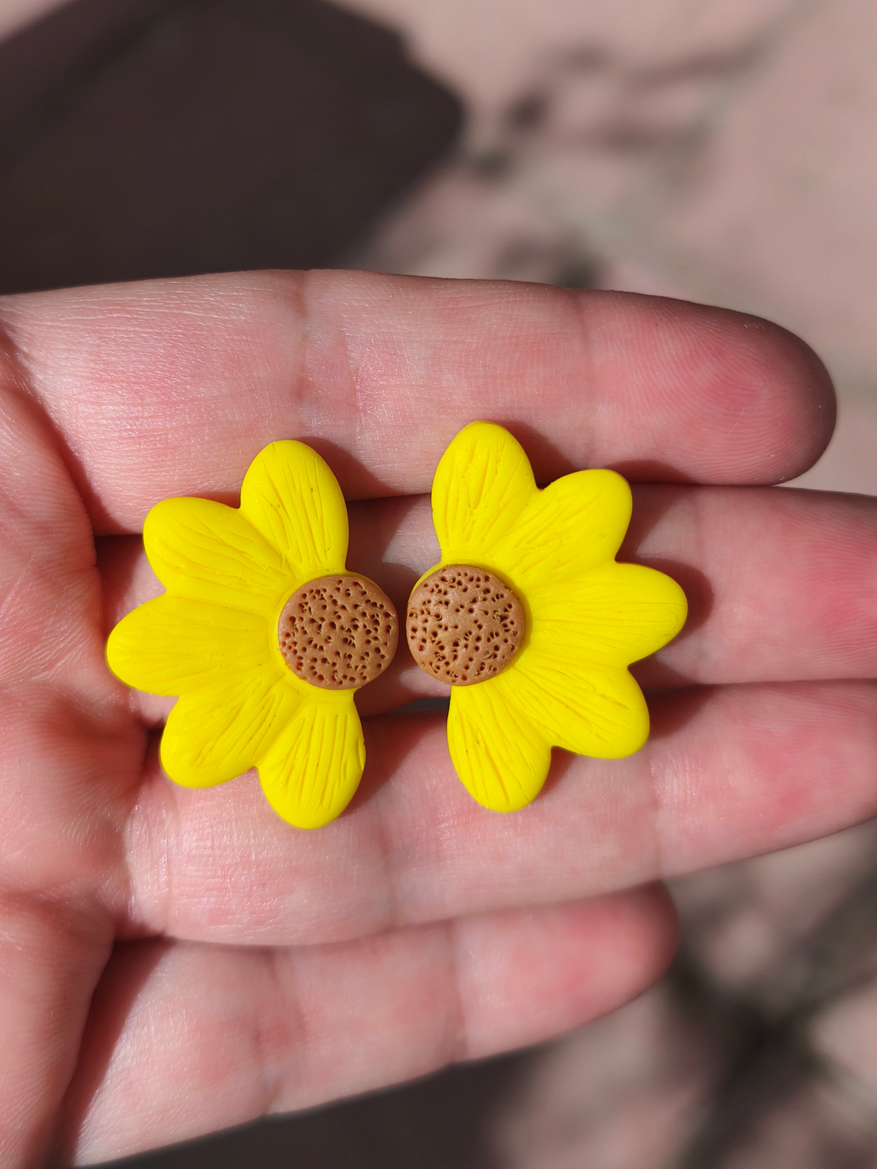 Bellis amarillos y marrón