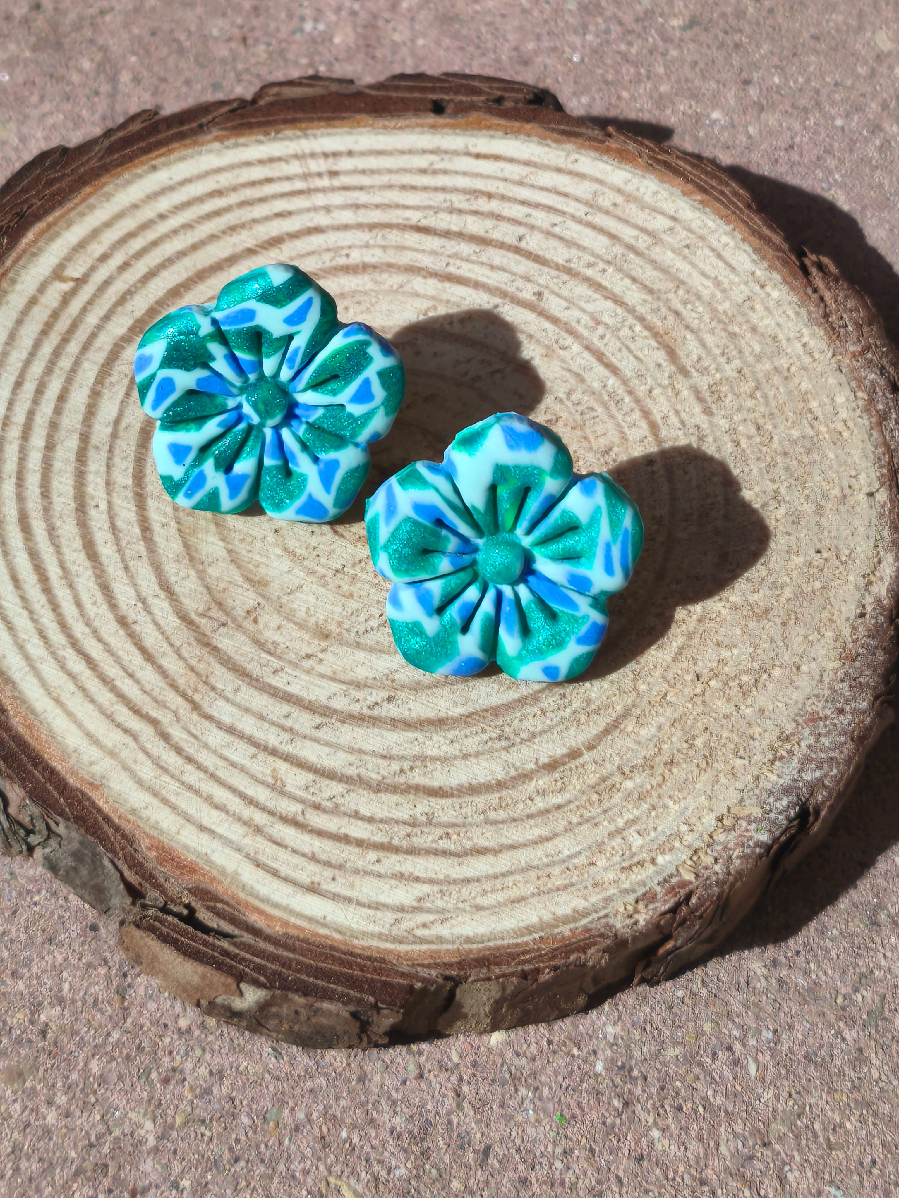 Flor mosaico en tonos azules y verdes
