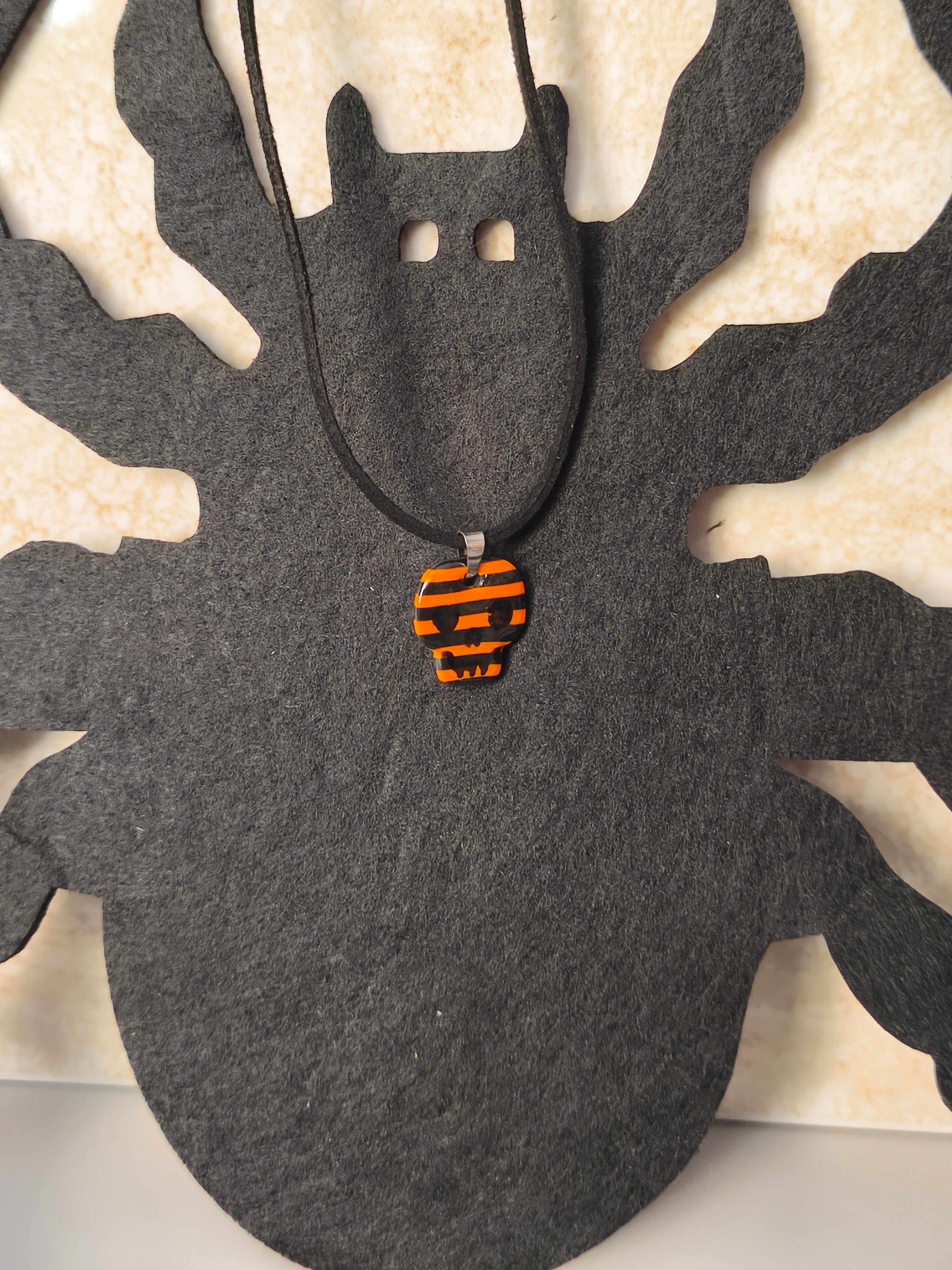 Colgante calavera naranja y negro