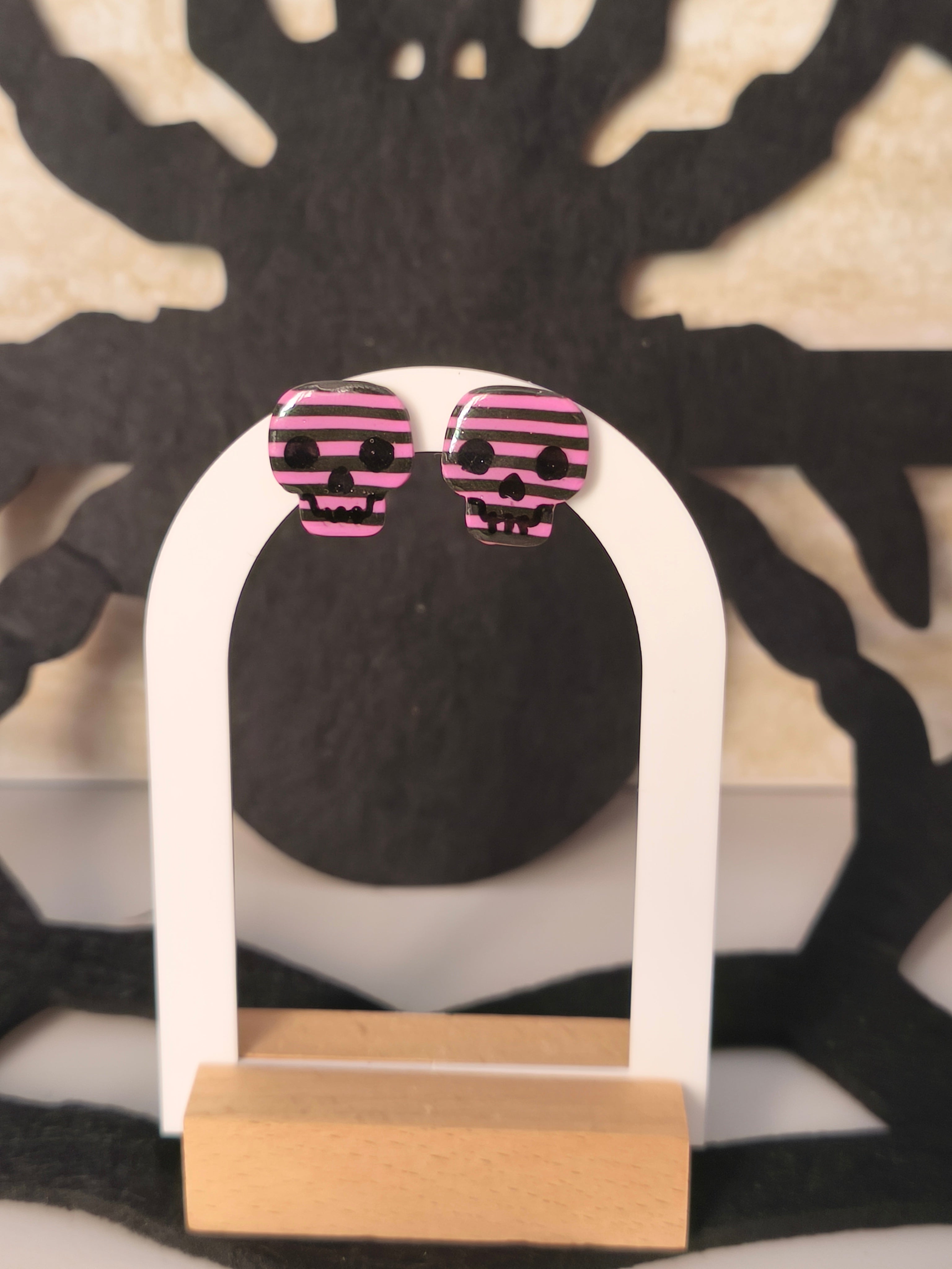 Calaveras rosa y negro