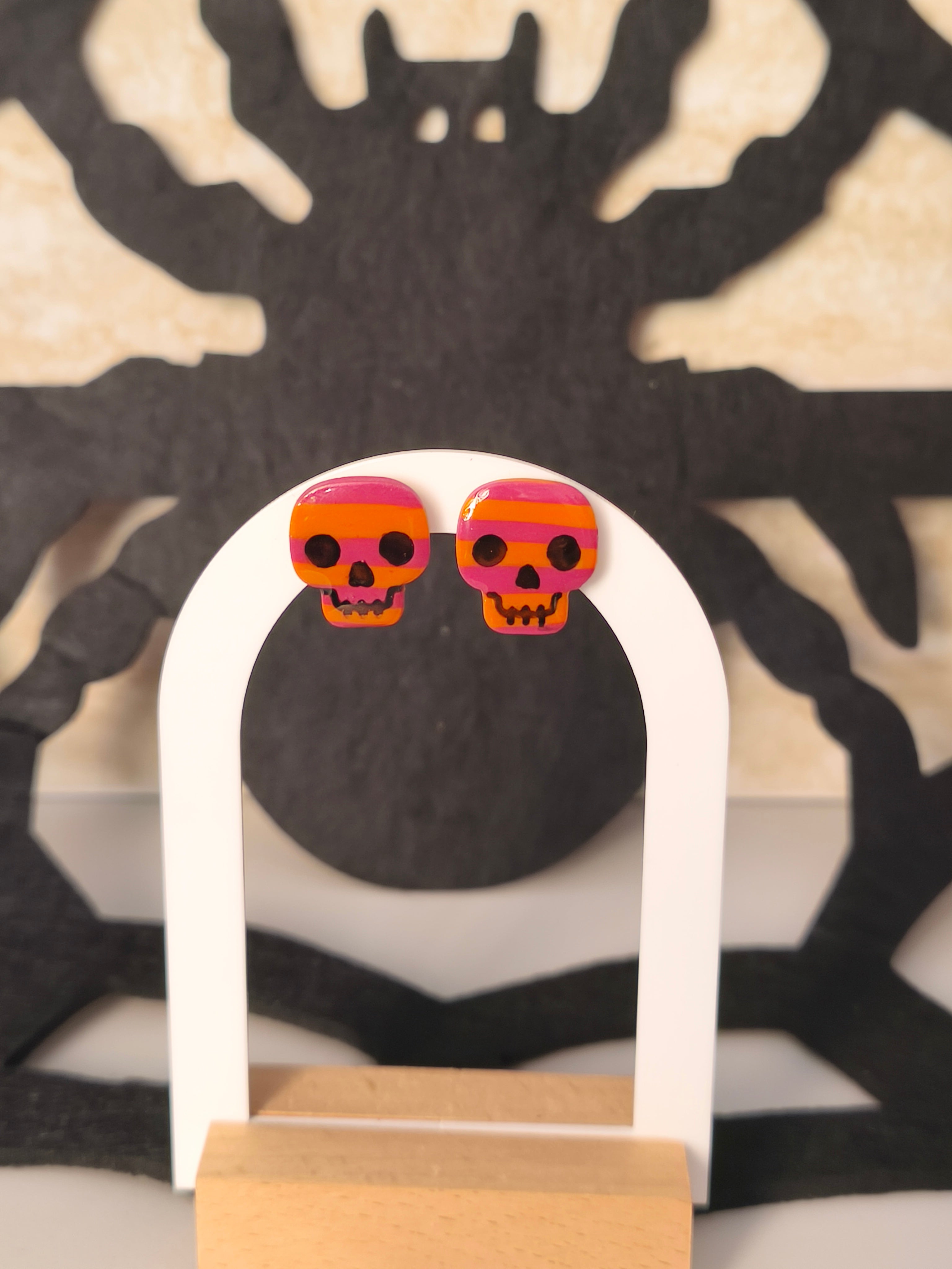 Calavera naranja y rosa oscuro