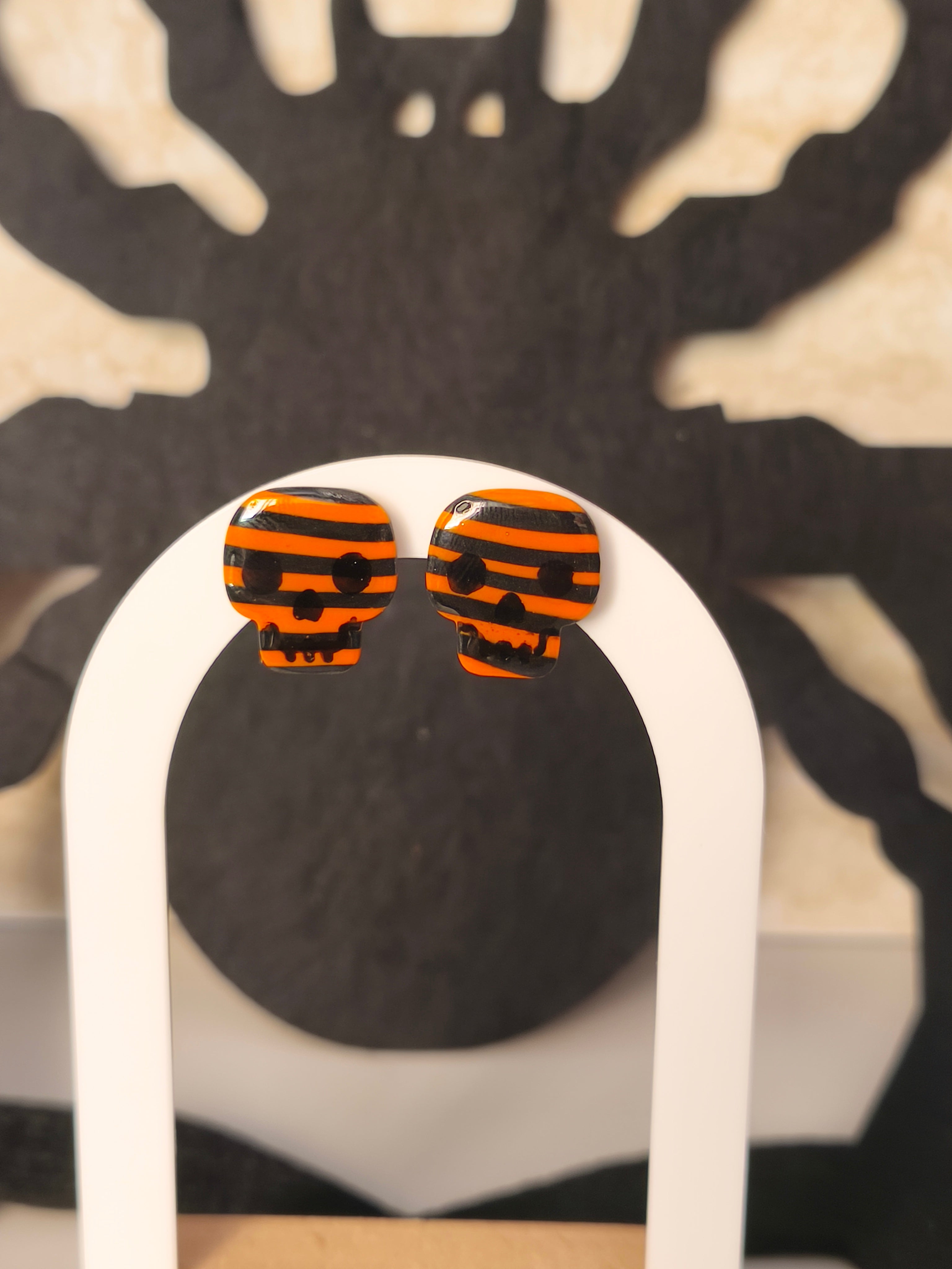 Calavera negro y naranja.