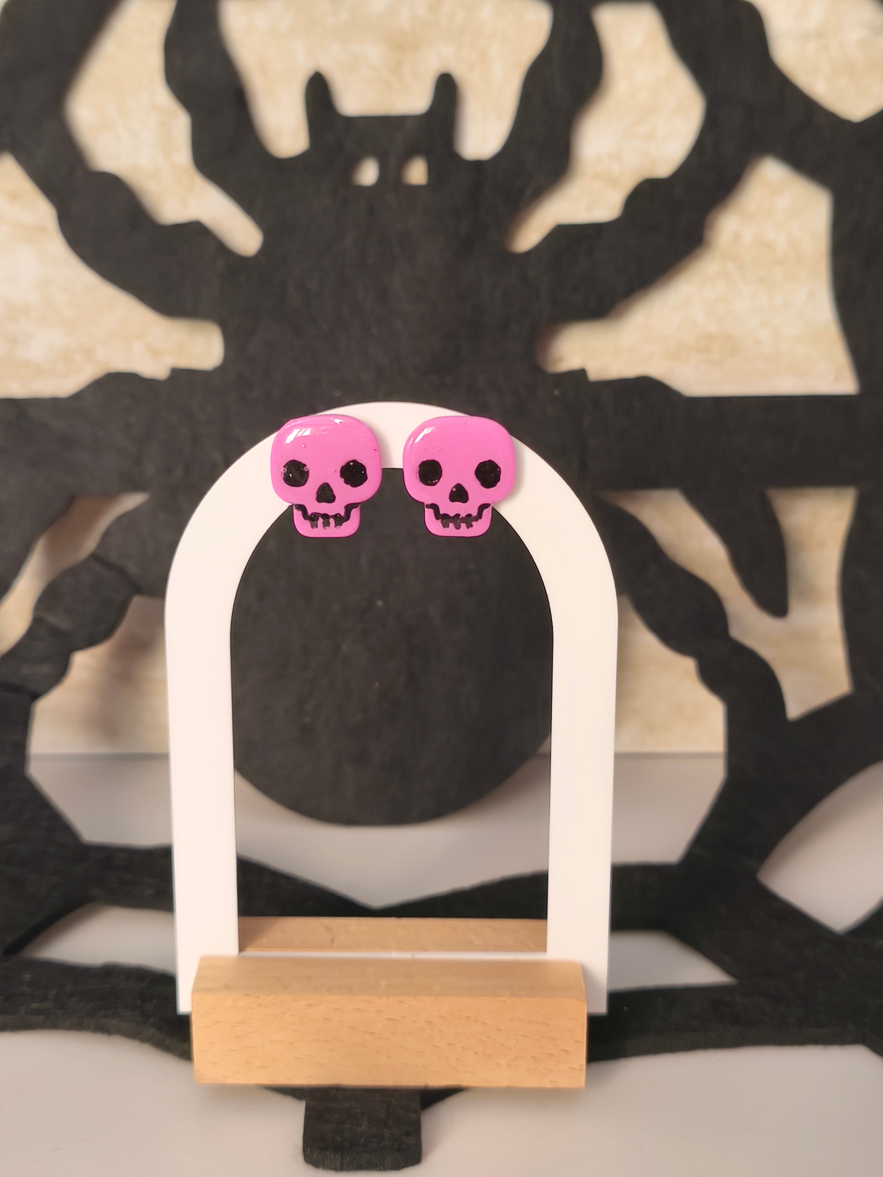 Calaveras rosa y negro