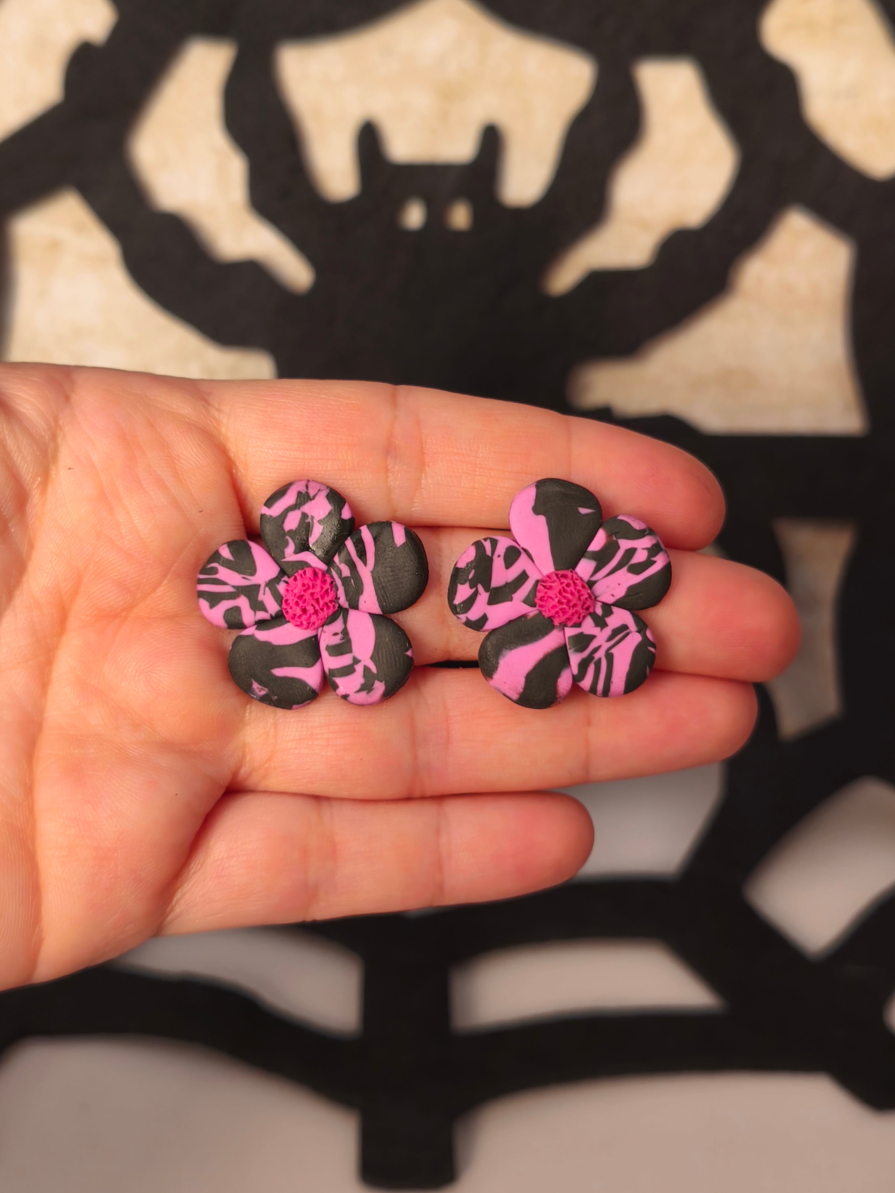 Flor Addams rosa y negro