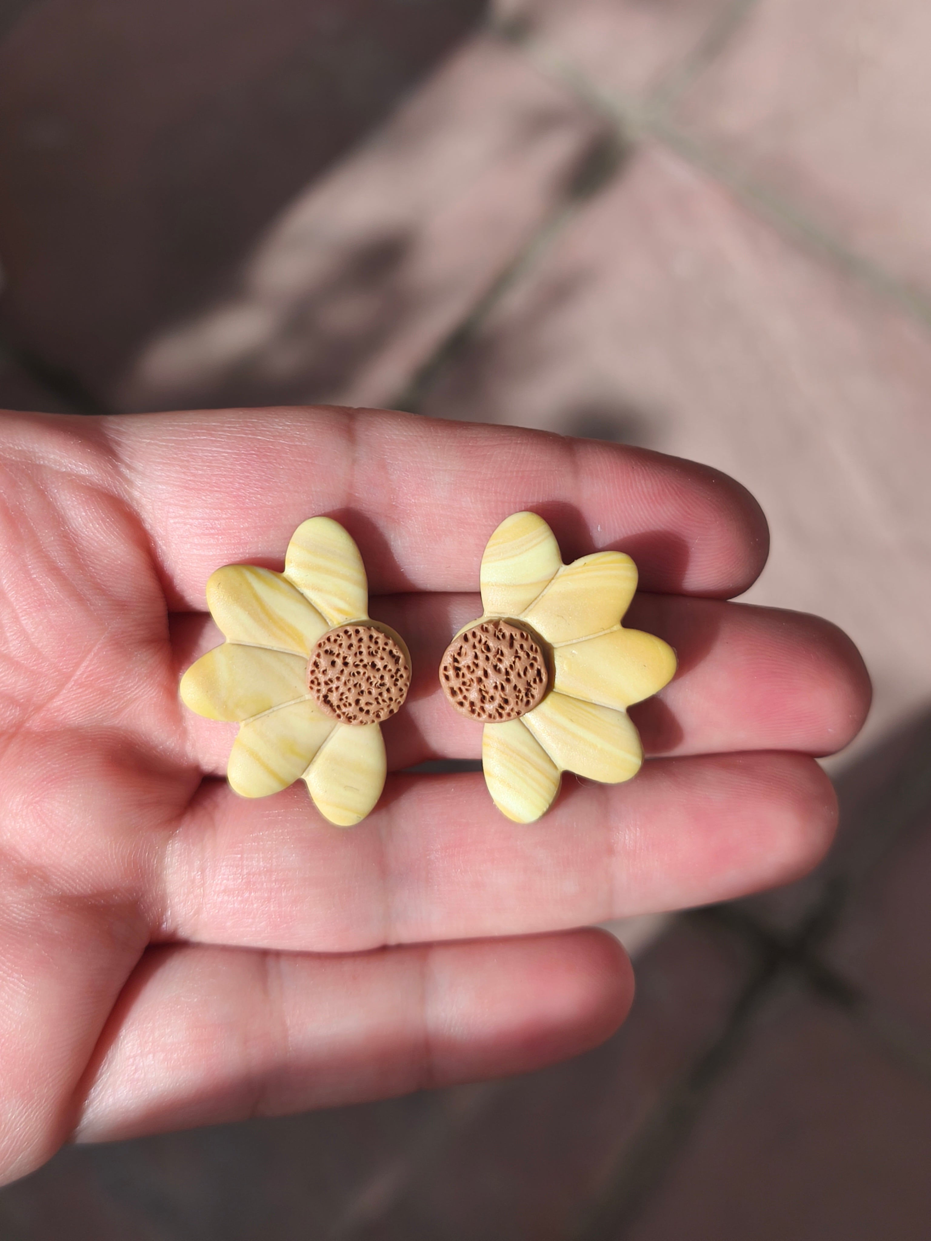 Bellis marrón claro y tonos mostaza