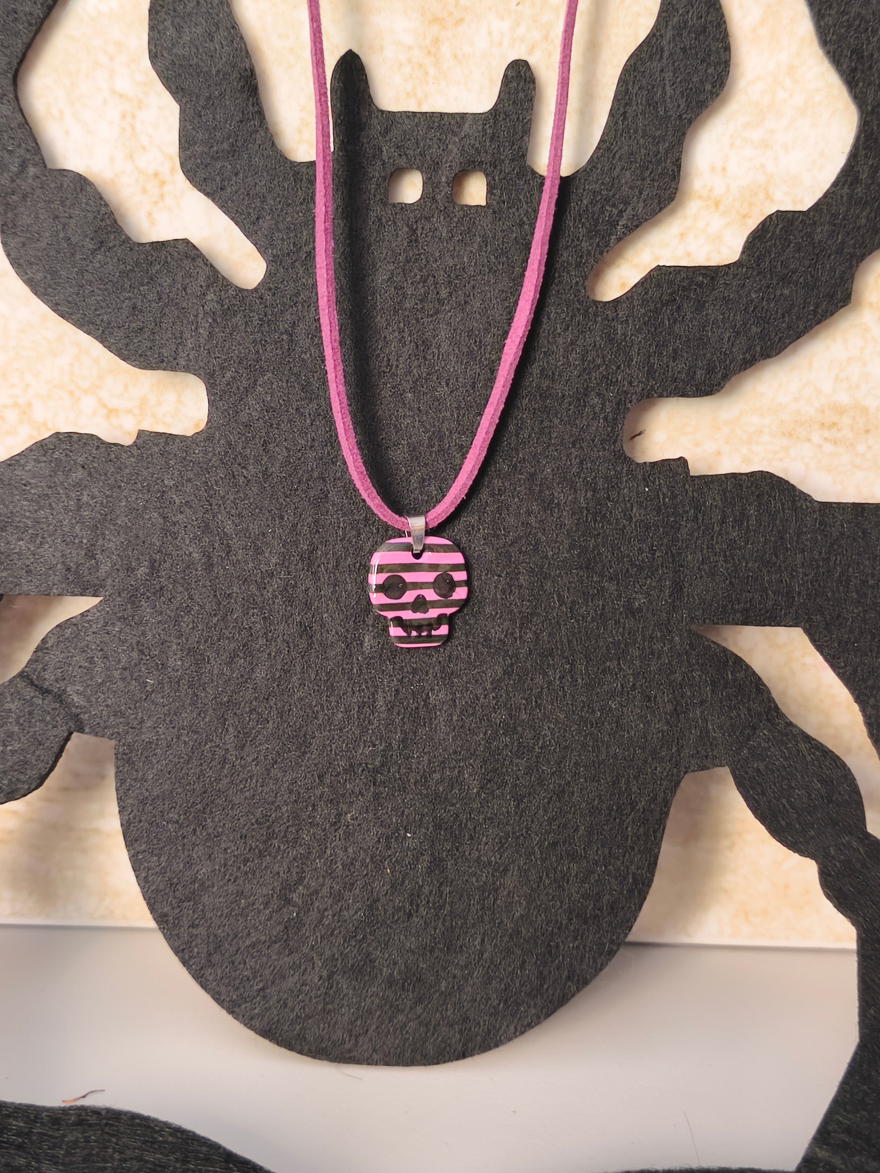 Colgante calavera rosa y negro