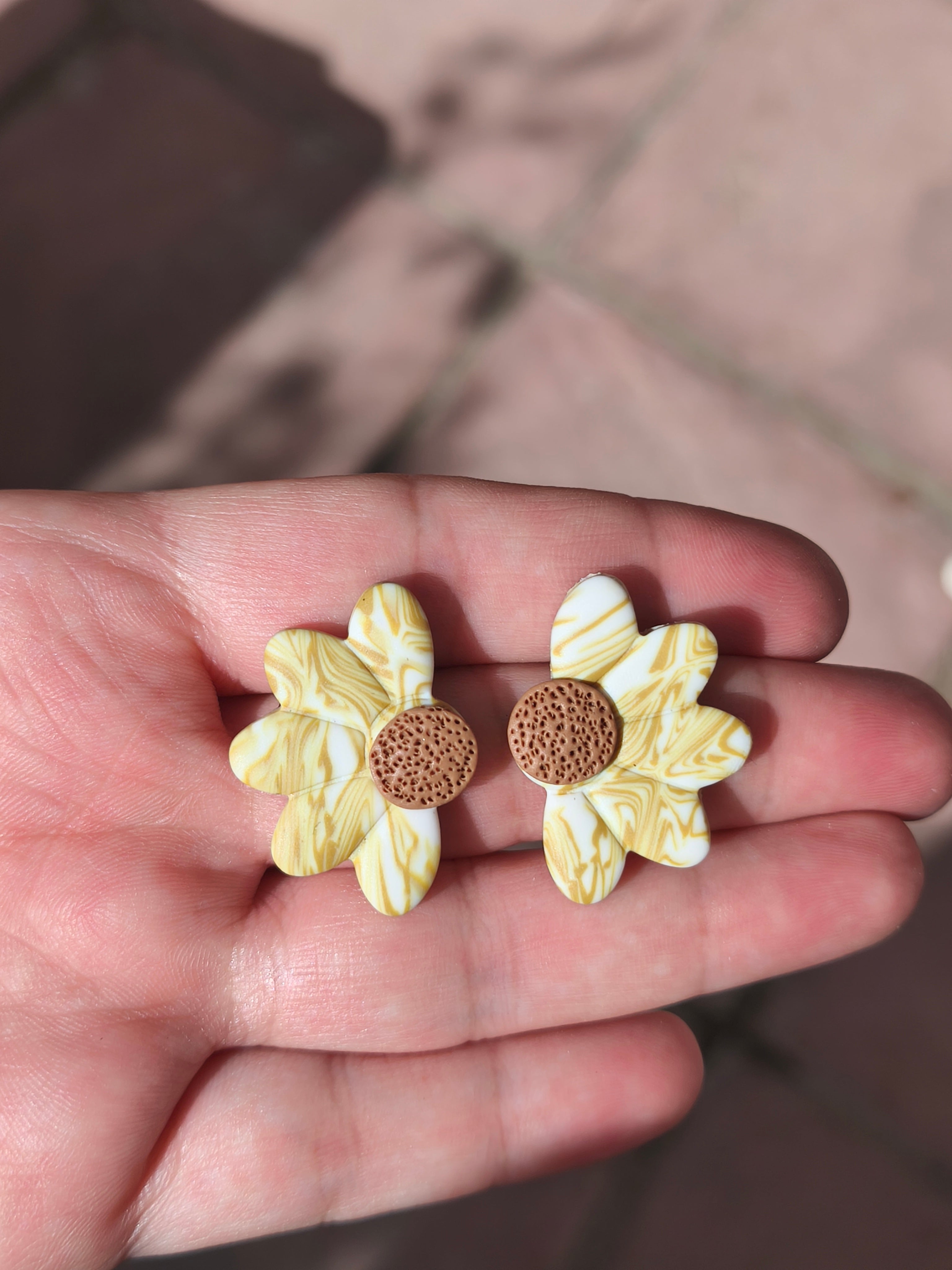 Bellis blanco, mostaza y marrón