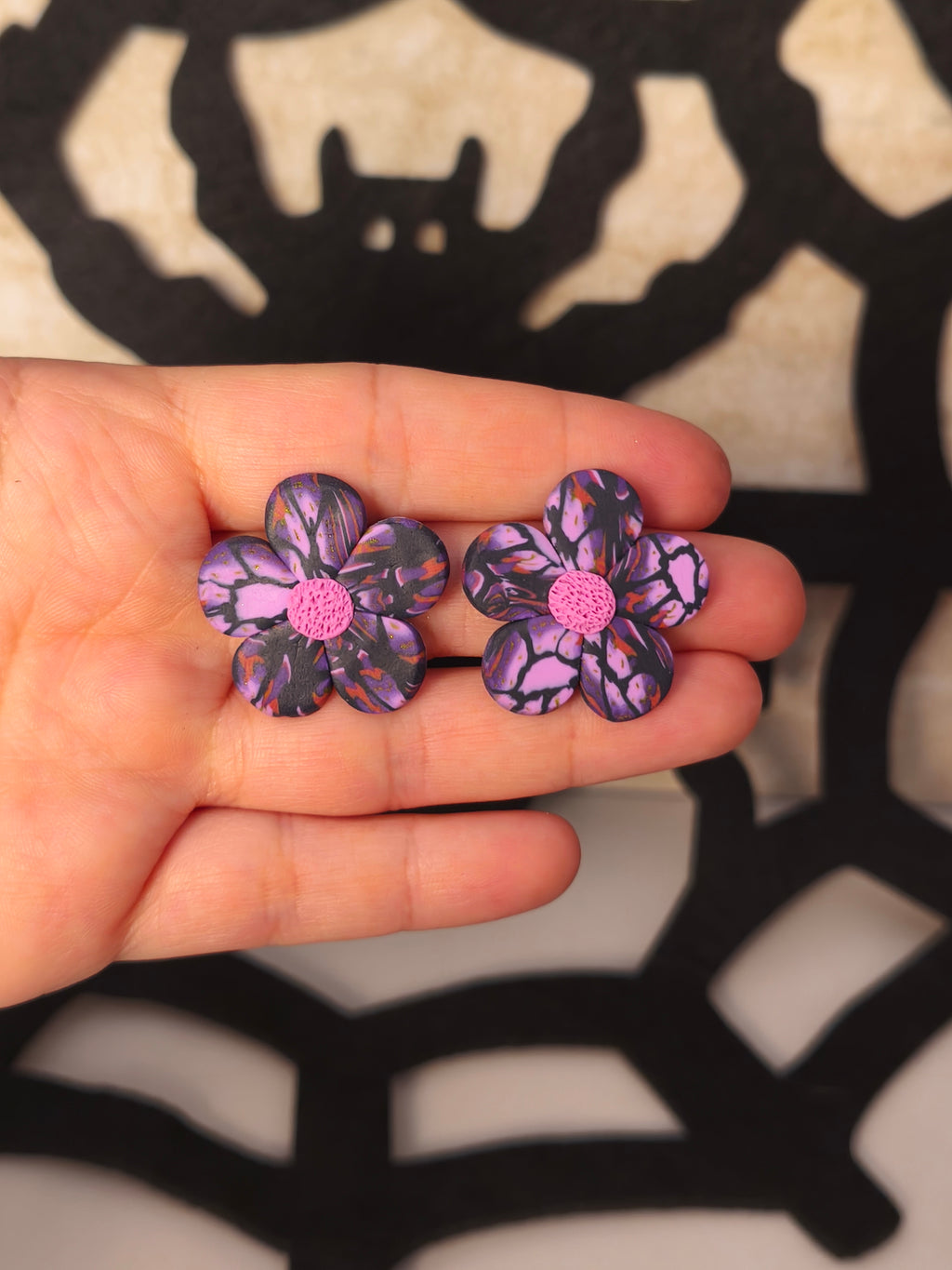 Flor Addams morado y negro