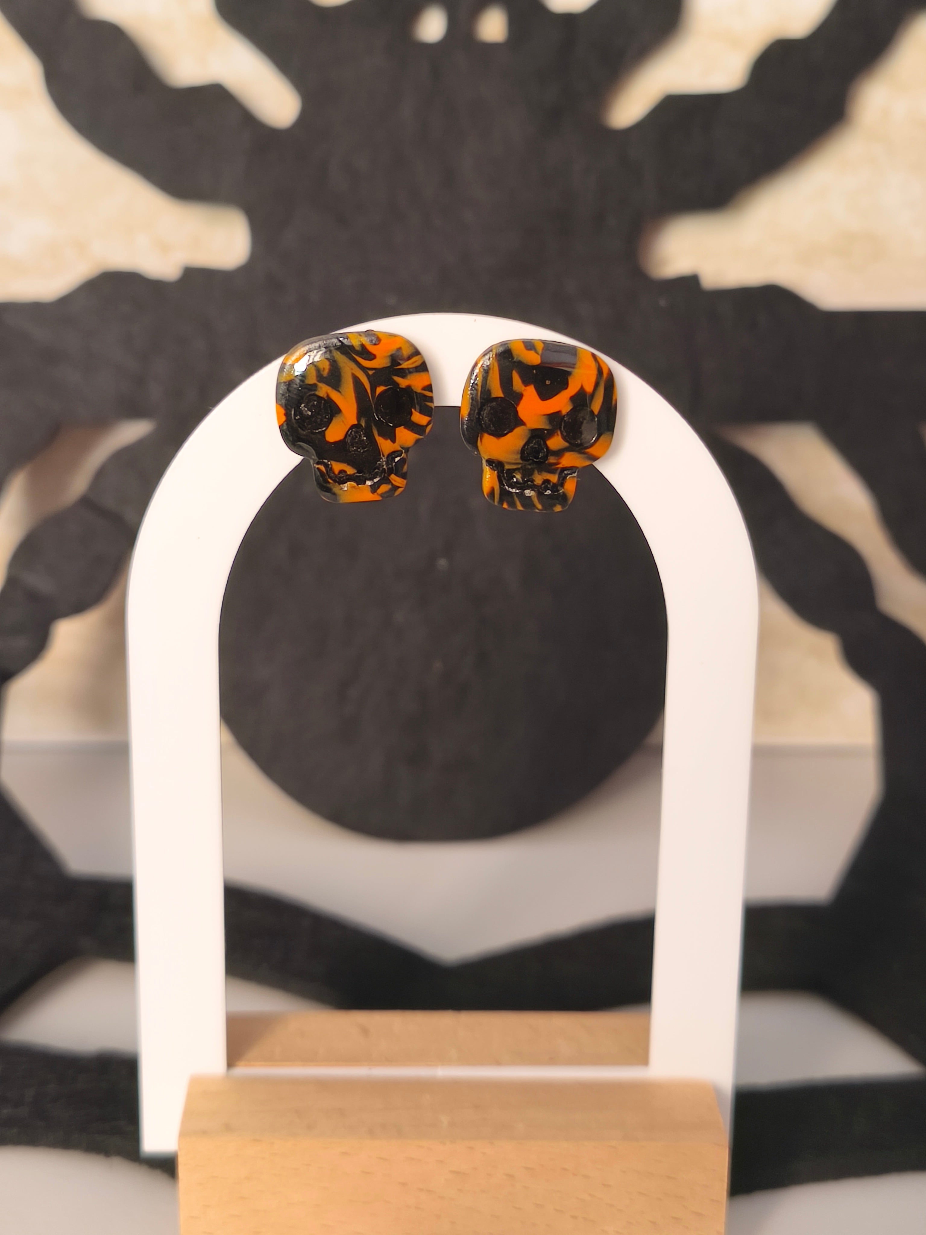 Calaveras negro y naranja