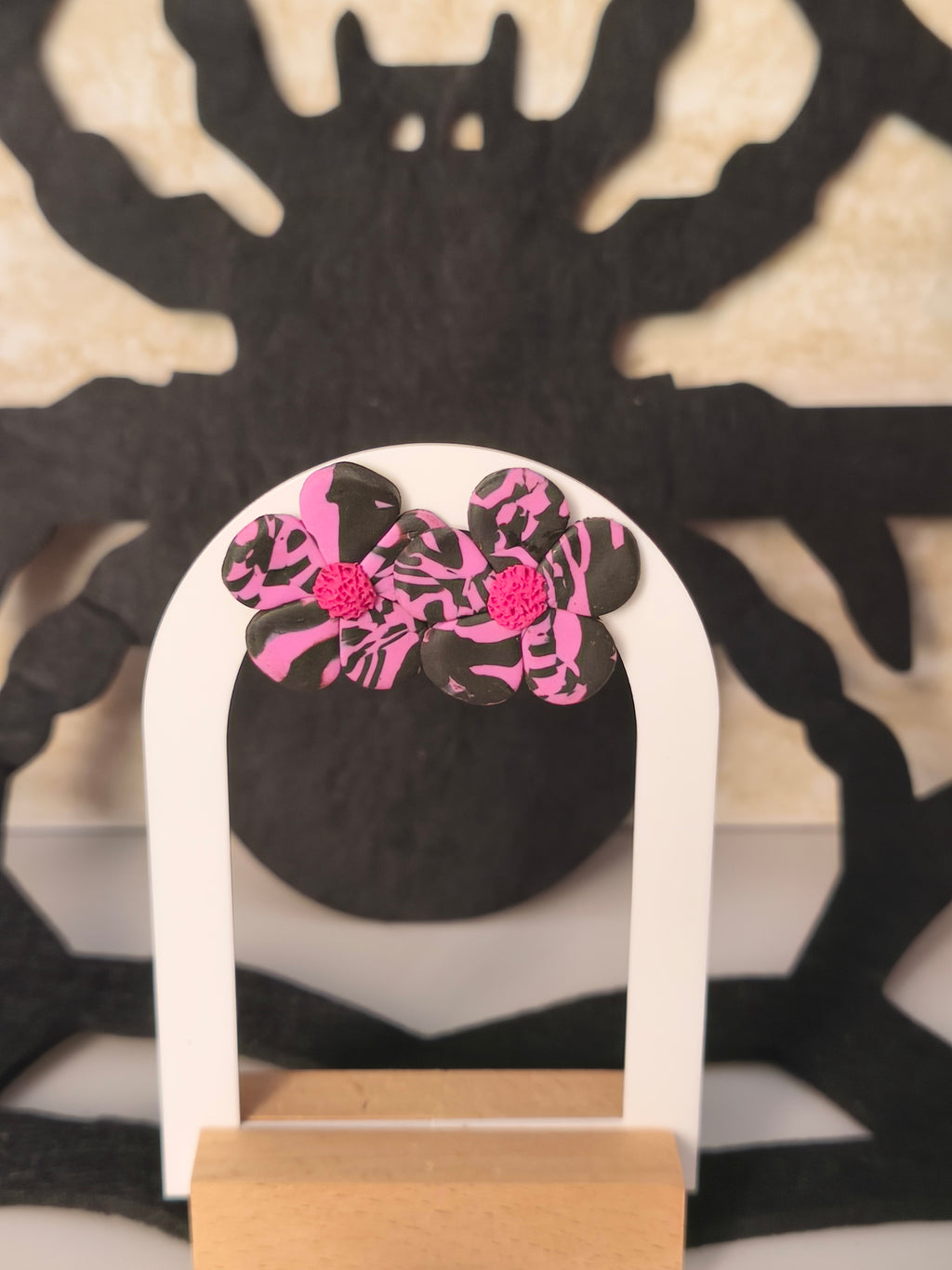 Flor Addams rosa y negro