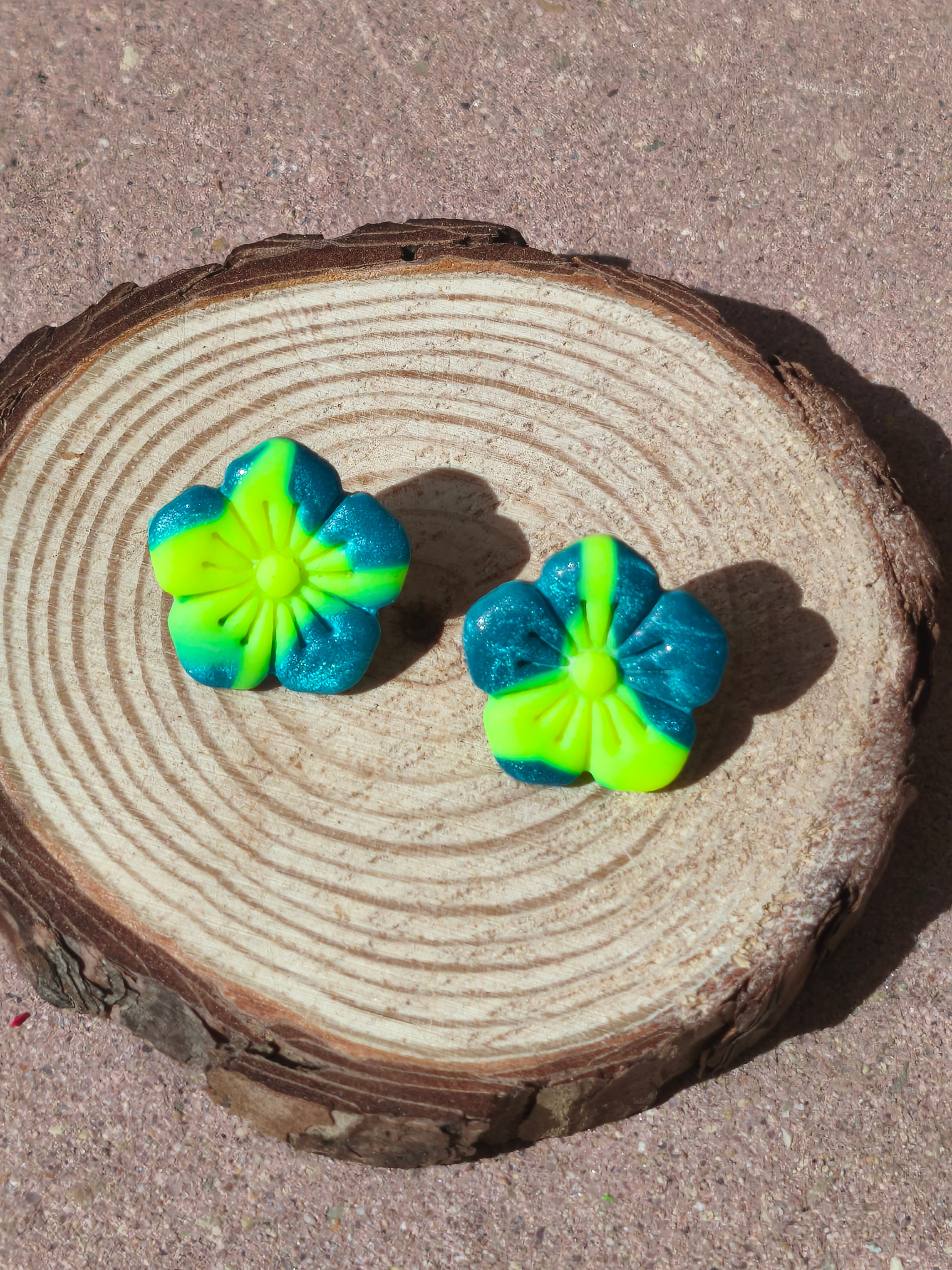 Flor amarillo neón y azul verdoso brillante